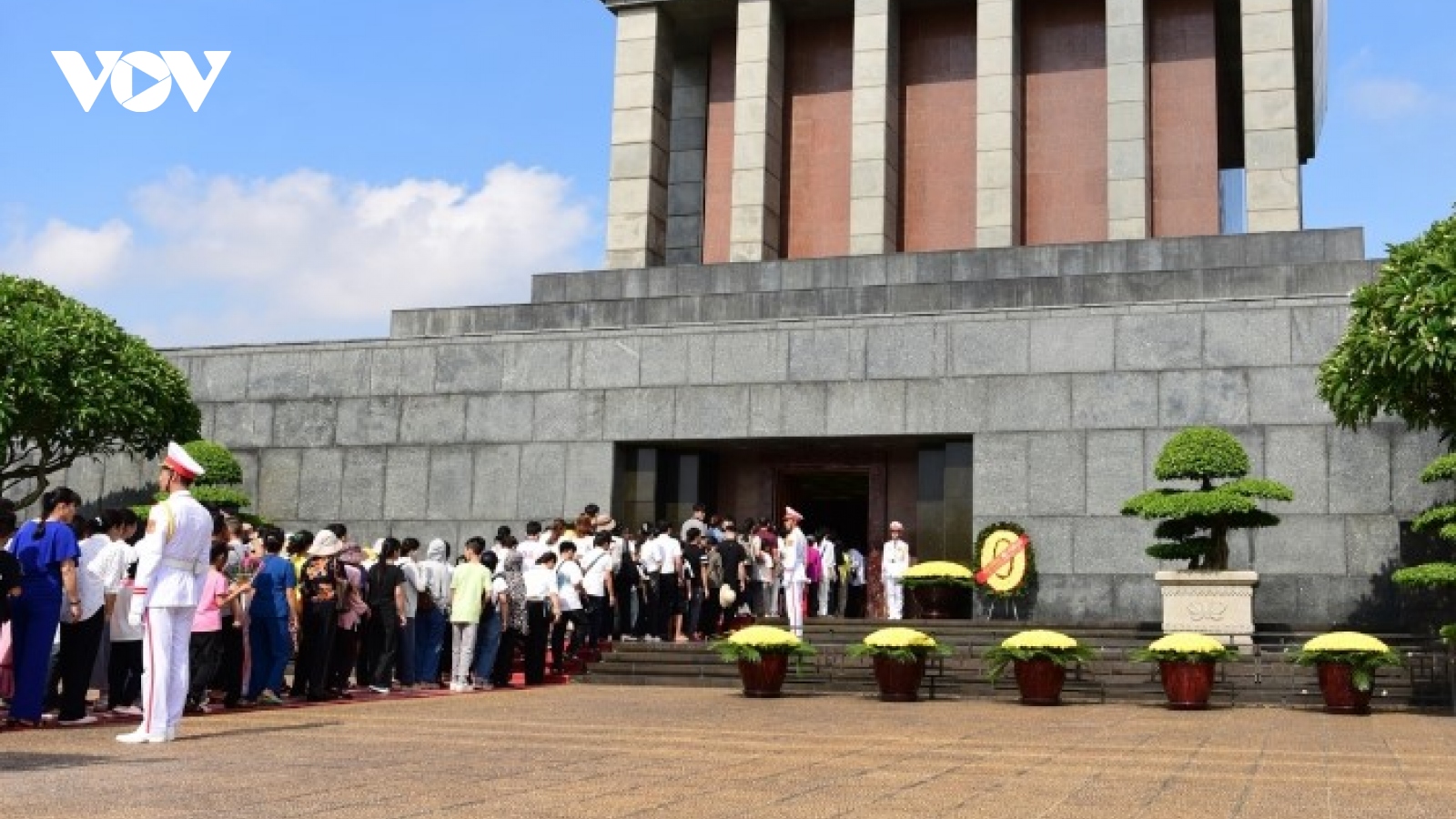 Thousands of people visit Ho Chi Minh Mausoleum on National Day